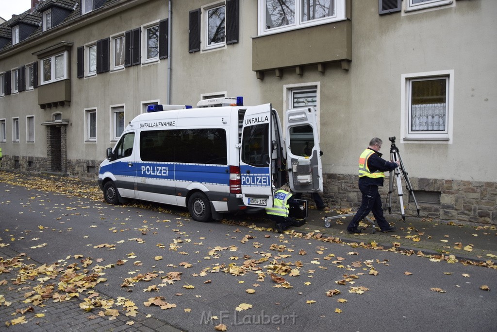 VU PKW gegen Hauswand Leverkusen Wiesdorf Kaiserstr P02.JPG - Miklos Laubert